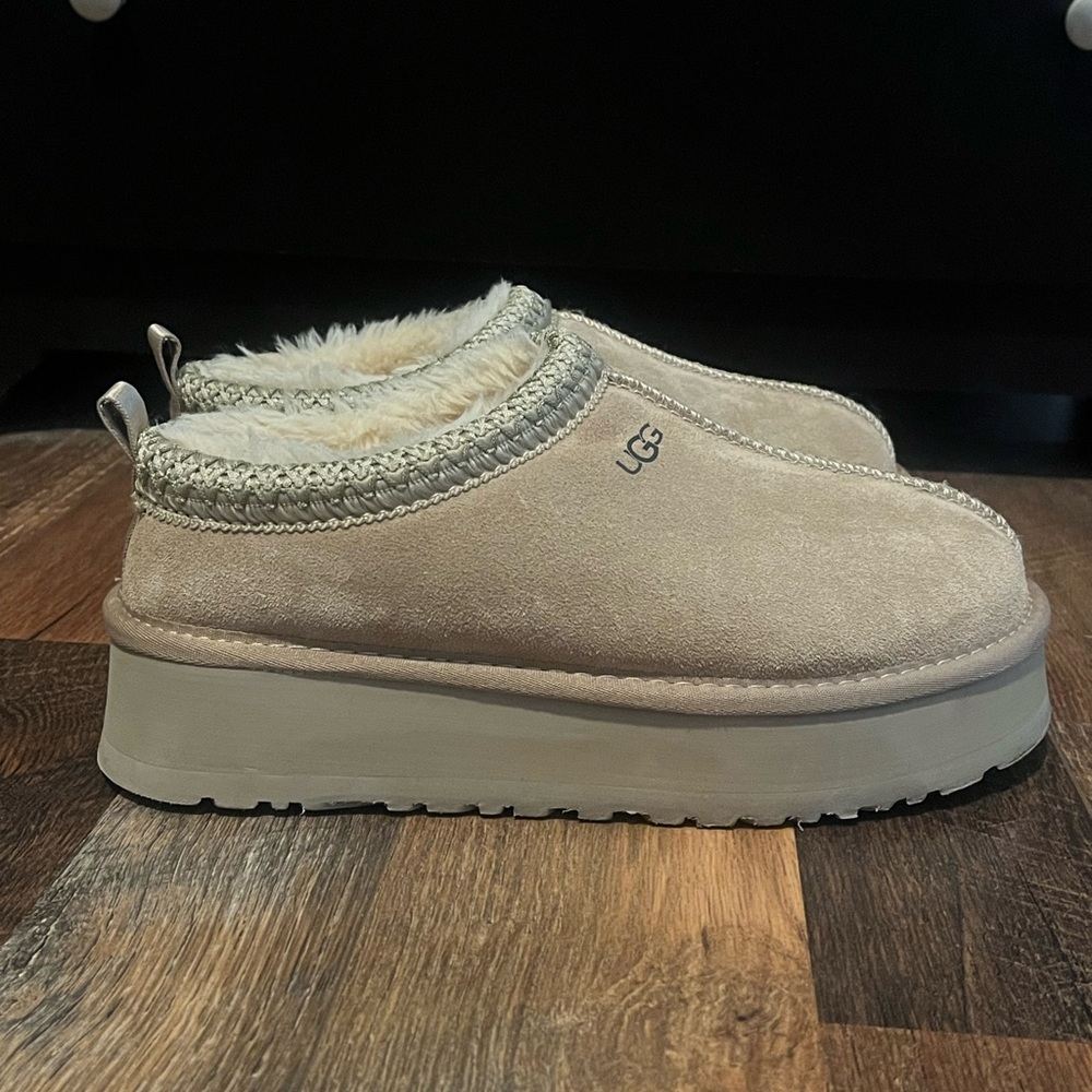 EUC UGG Women’s Platform Suede Moccasin/Clog with fur inside Size 8! - Picture 9 of 16